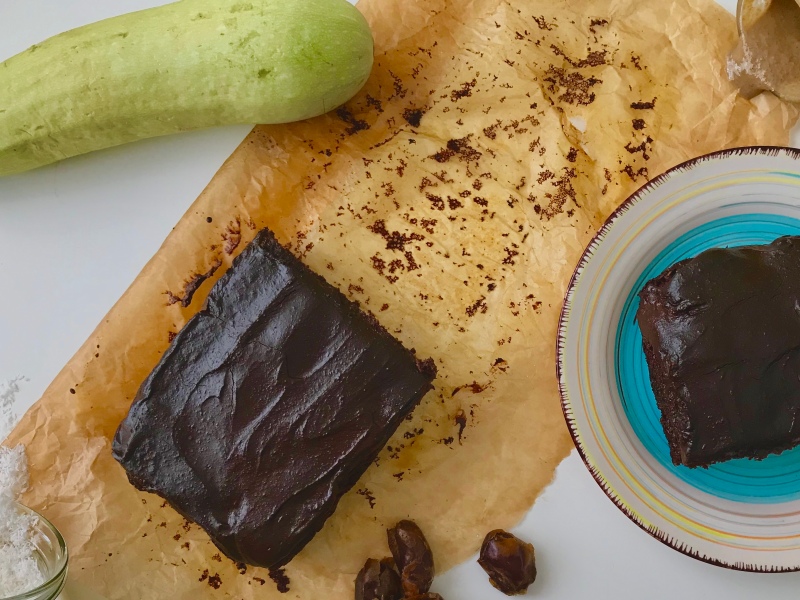 високопротеинов шоколадов кекс с тиквички и кокос